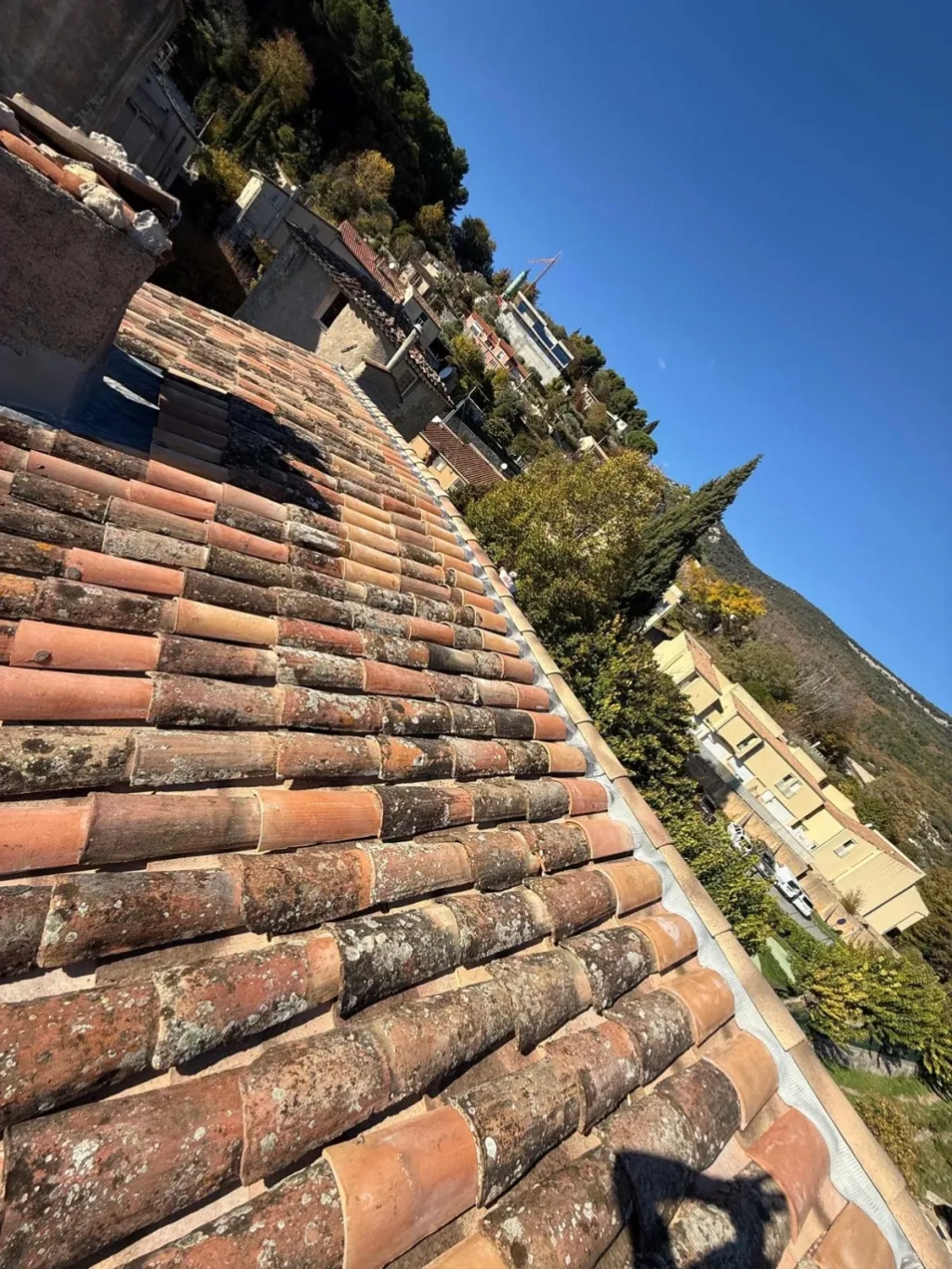 Rénovation de toiture dans le vieux village de Bargemon