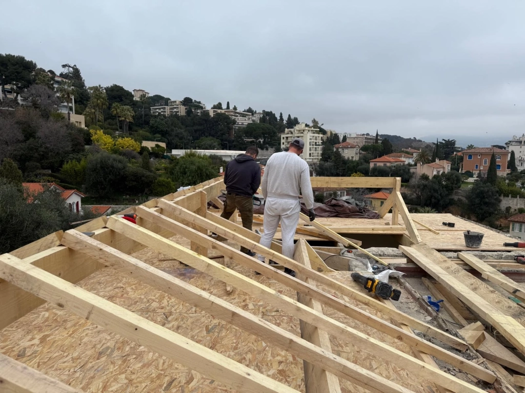 Charpente dans les Alpes-Maritimes et le Var : Pose, Rénovation et Traitement de Charpente