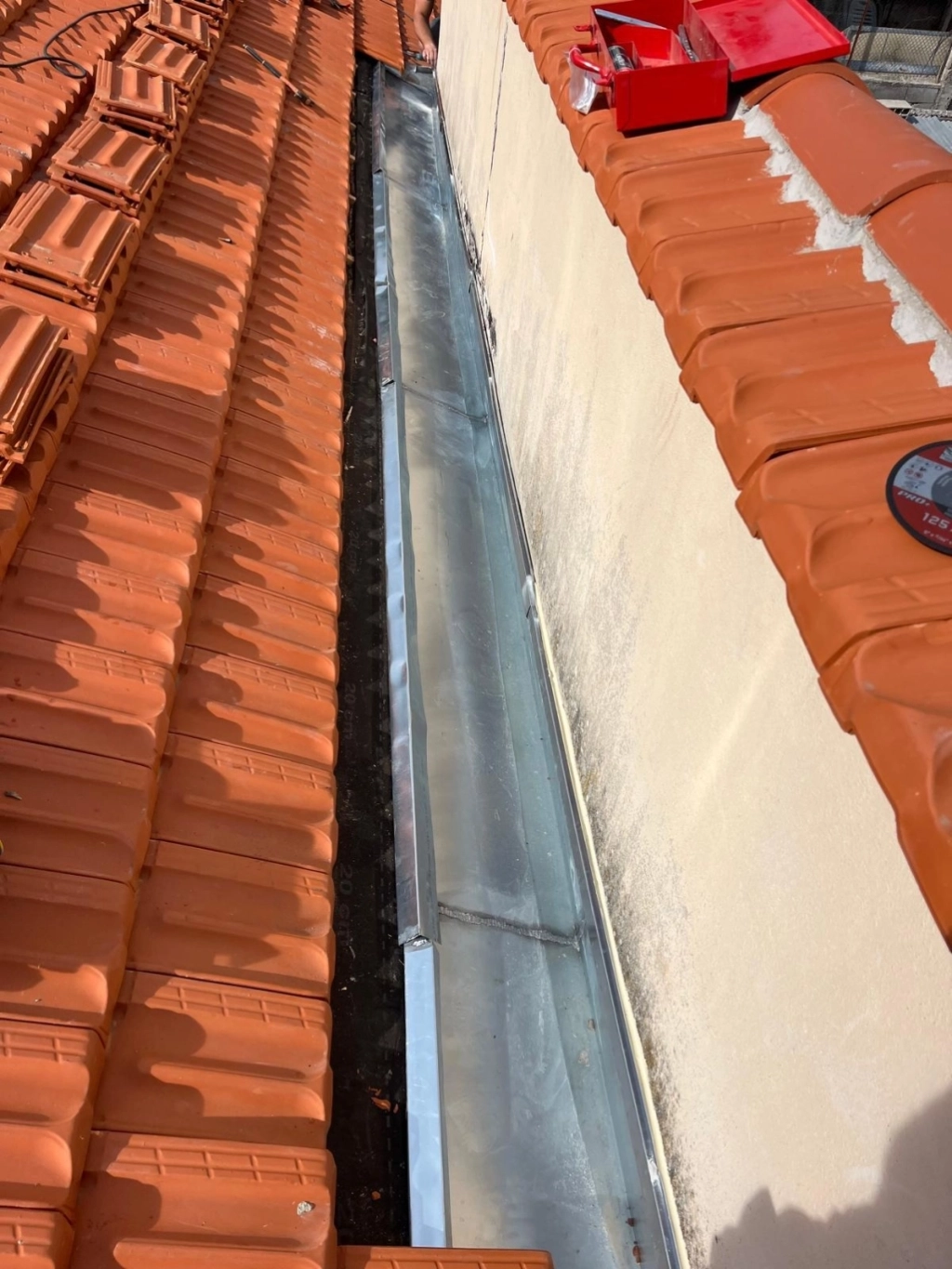 Zingueur professionnel dans les Alpes-Maritimes et le Var : Des solutions de zinguerie sur mesure pour votre toiture