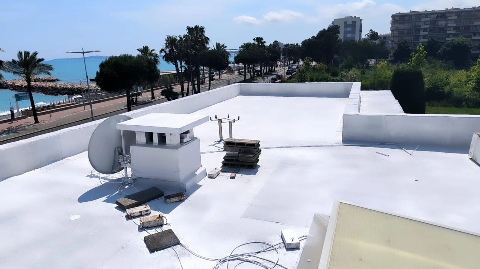 Application de résine CoolRoof sur toiture bitumeuse à Cagnes-sur-Mer par TS Toiture