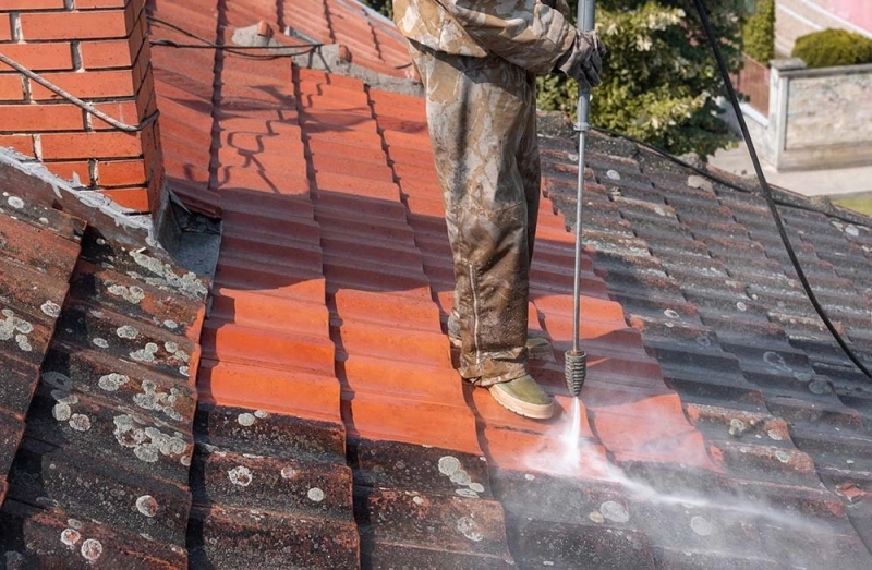 Nettoyage toiture tuiles romanes au karcher basse pression à Nice – démoussage professionnel TS Toiture 06