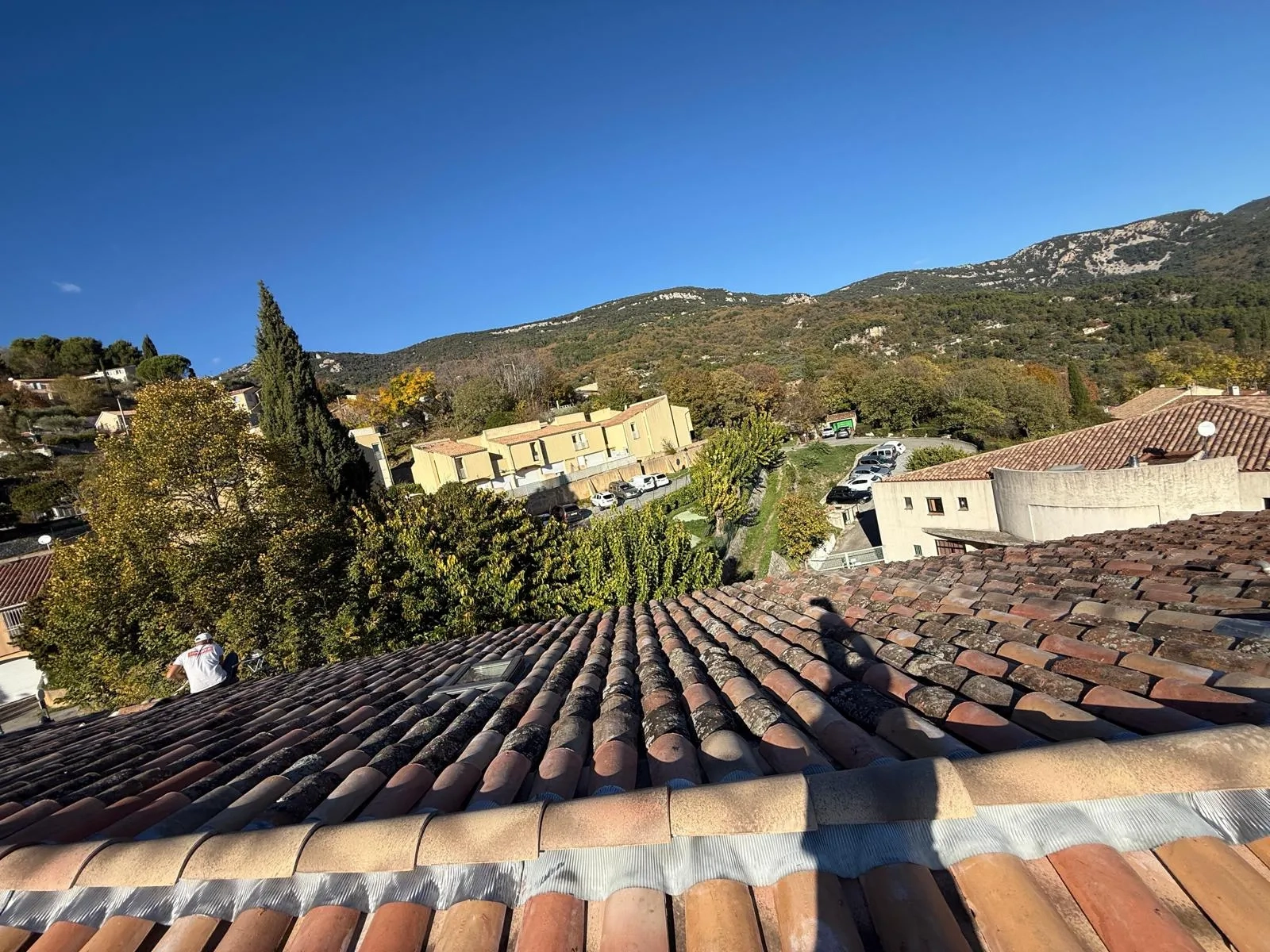 Travaux de couverture à Bargemon : changement de tuiles et restauration du faîtage dans un vieux village du Var.
