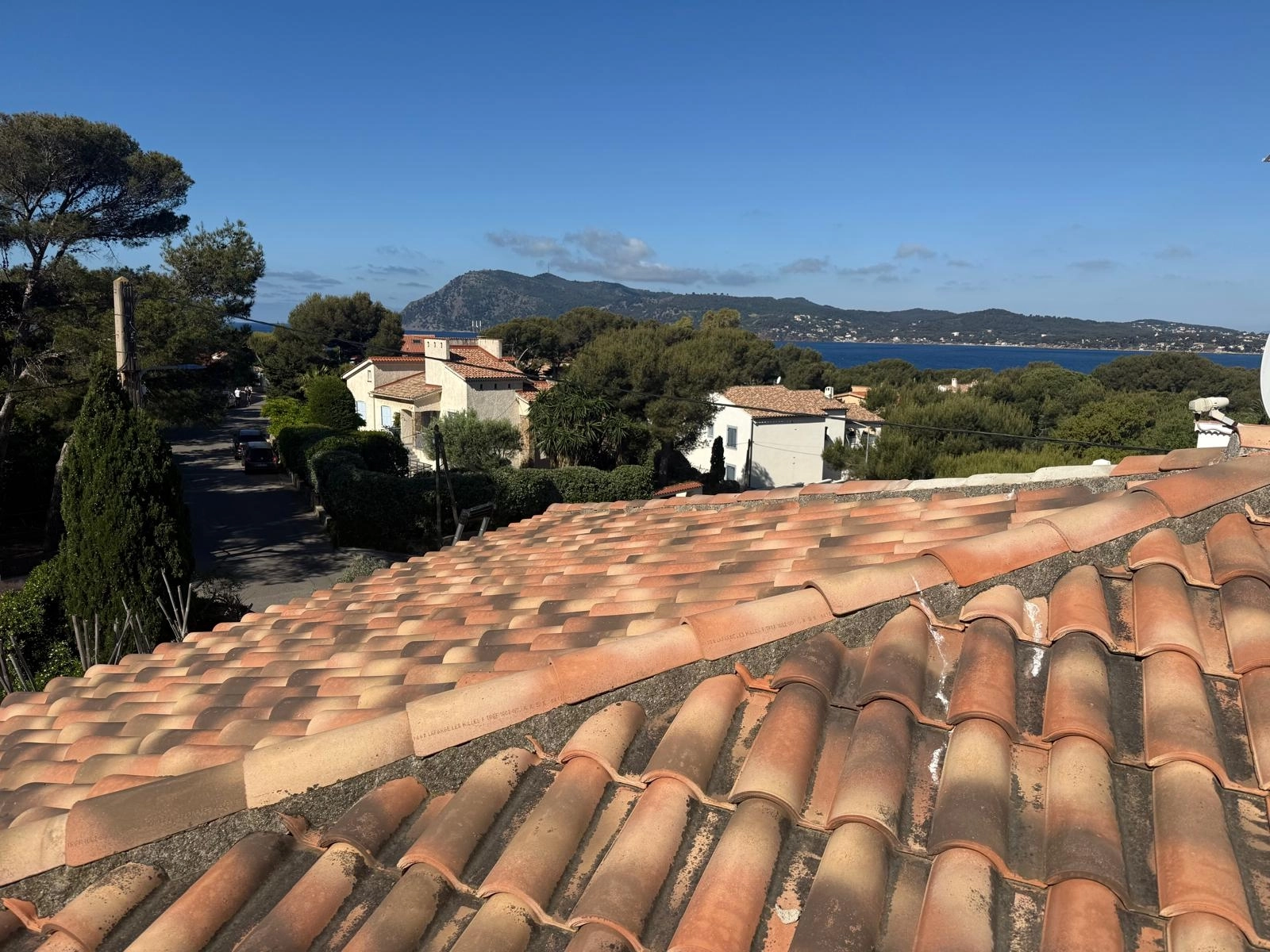 Chantier de rénovation toiture à Grimaud avec vue sur le Golfe de Saint-Tropez – TS Toiture